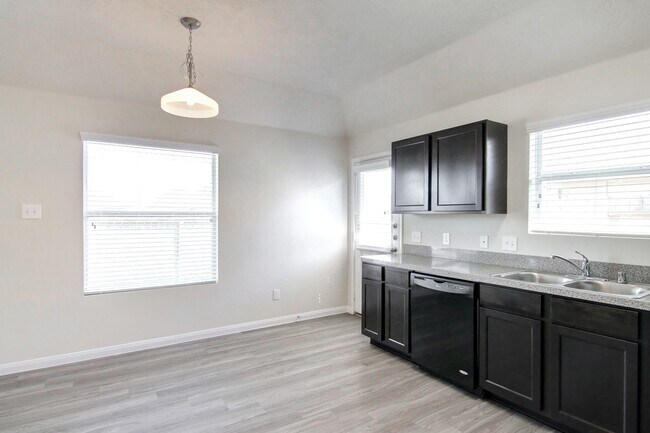 Building Photo - 5409 Rio Ramos St