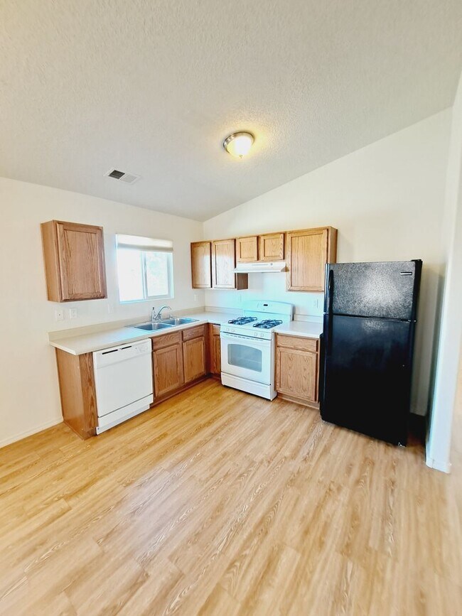 Foto del edificio - 4 bed 2 bath 3 car garage!