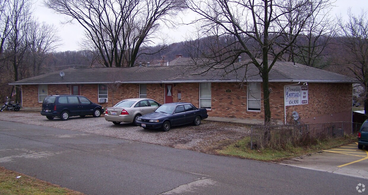 Primary Photo - 210 S Pershing Dr