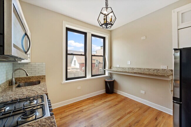 Foto del edificio - 2242 N Western Ave