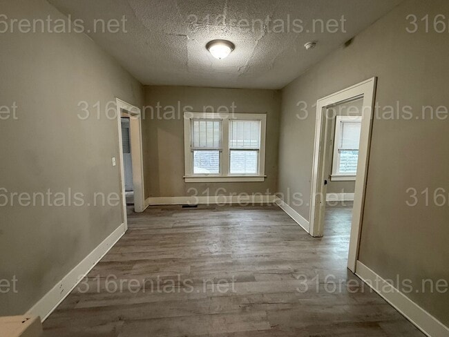 Building Photo - $875 - 2 bedroom / 1 bathroom - Single Fam...