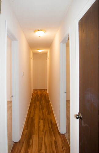 Hall de la sala de estar para habitación/baño - 706 Lee St