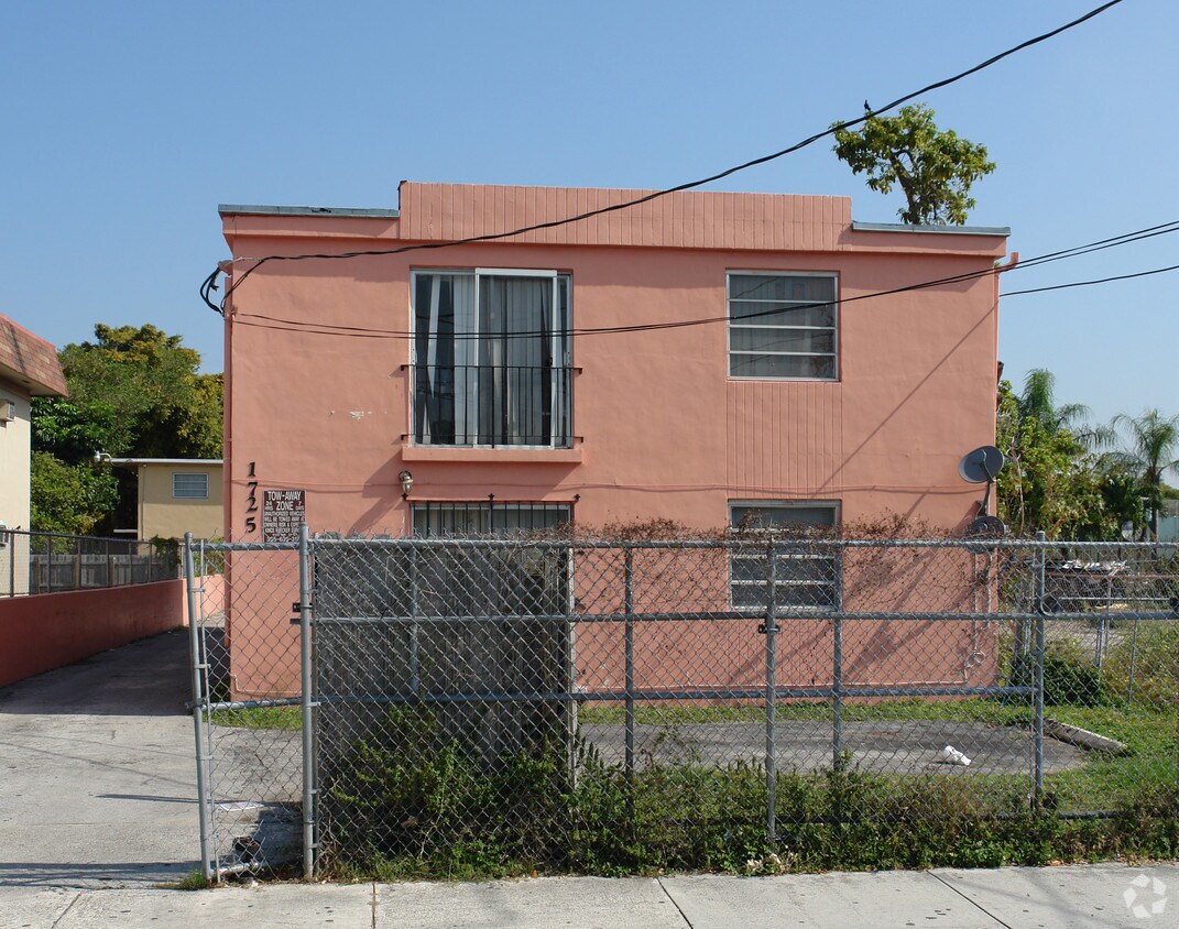 Primary Photo - 1725 NW 18th Ter