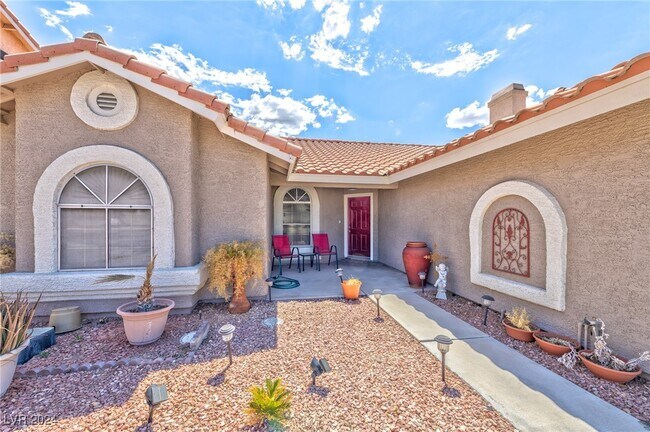 Building Photo - 5 Fantasia Ln