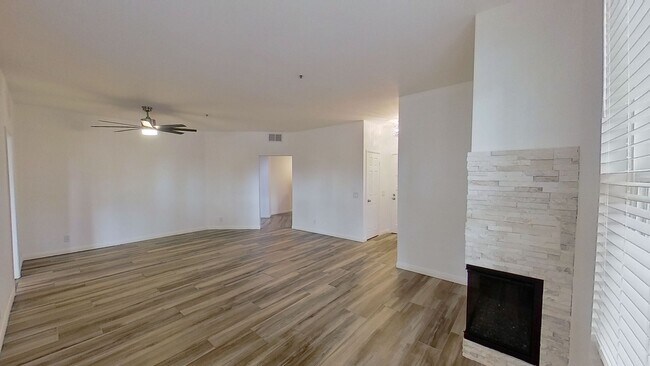 Foto del edificio - Beautiful End Unit Condo in Desirable Irvine