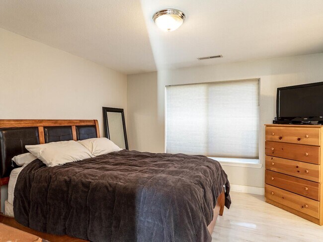 Foto del edificio - 1563 S Oakdale Ave