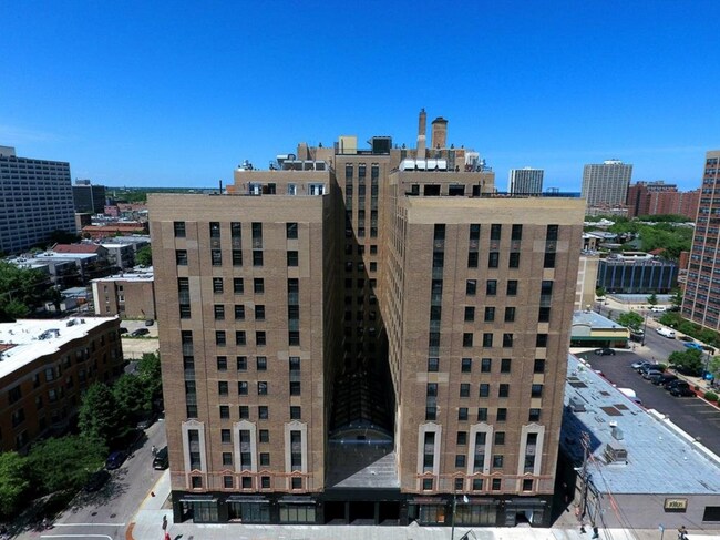 Building Photo - 1021 W Lawrence Ave