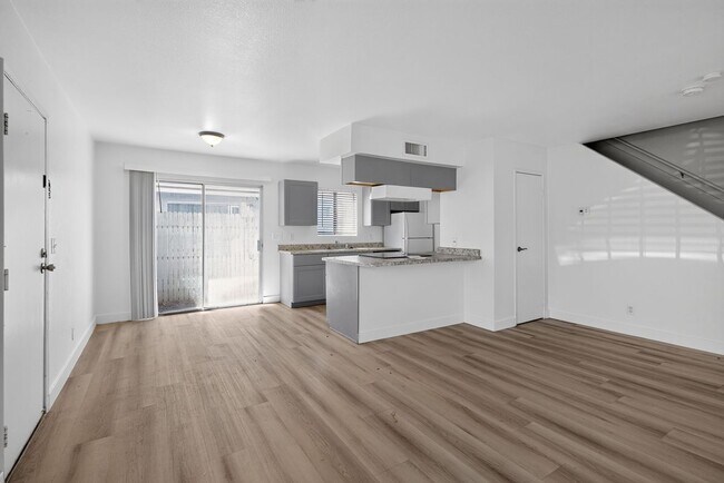 Foto del edificio - 5125 Golden Ln