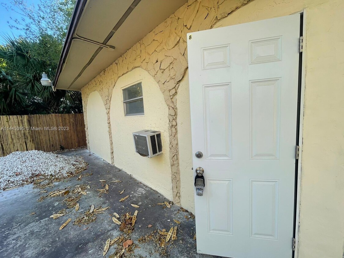 Primary Photo - 633 NW 15th Ave