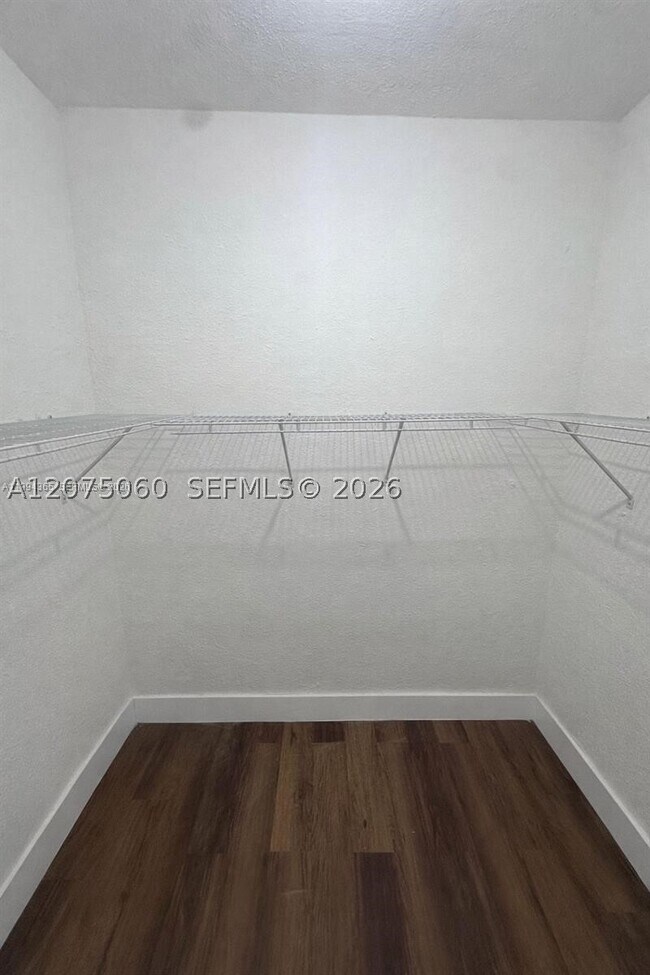 Foto del edificio - 7725 Carlyle Ave