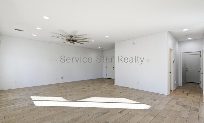 Building Photo - 627 W Kerry Ln