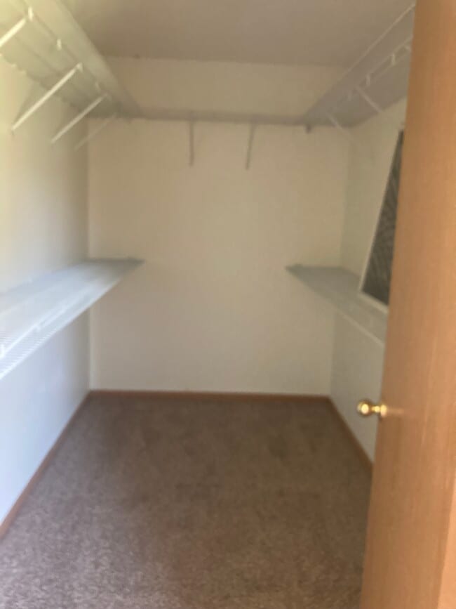 Walk in closet master bedroom - 1400 Benbrandon Ct