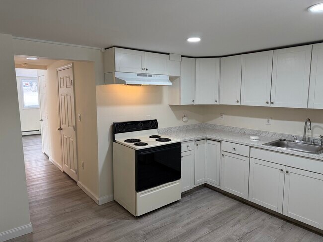 Foto del edificio - 32 Forest Rd