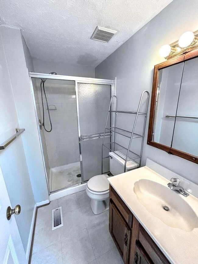 Building Photo - Charming 2-Bedroom Home with Modern Amenit...