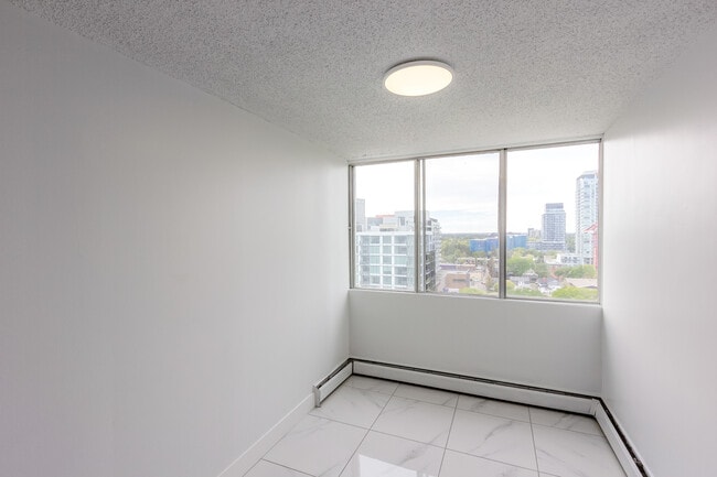 Building Photo - Signature Tower