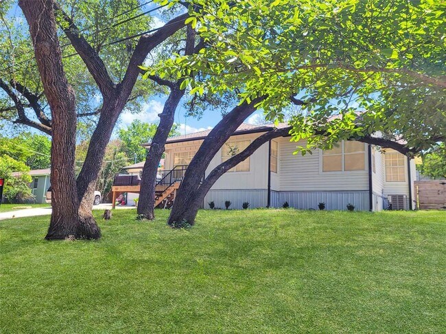 Building Photo - 2413 Bahama Rd