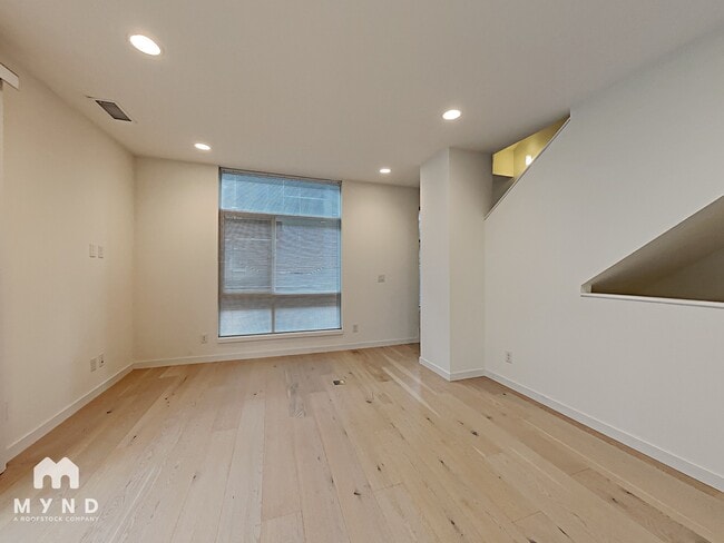 Building Photo - 130 21st Ave E