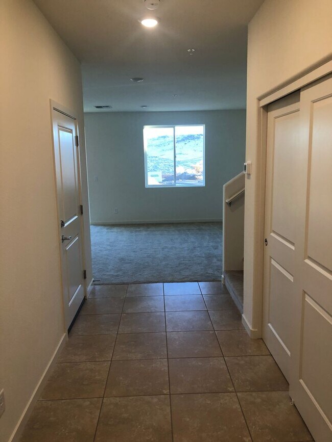 Building Photo - Gorgeous 2 Story, 3 Bed/2.5 Bath Townhouse with 2 Car Garage in Gated Community