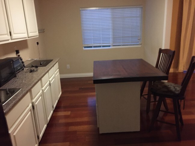 Foto del edificio - 3105 Meadowlands Ln