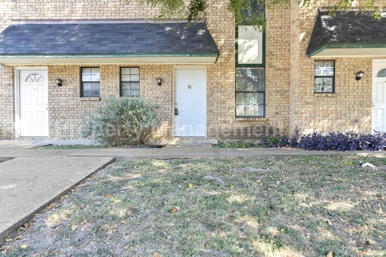 Foto principal - Spacious 2-Bedroom Duplex in South Fort Wo...