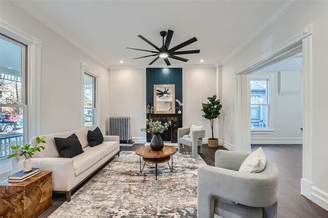 Foto del edificio - Luxurious 4-bedroom 3-bathroom Home Locate...