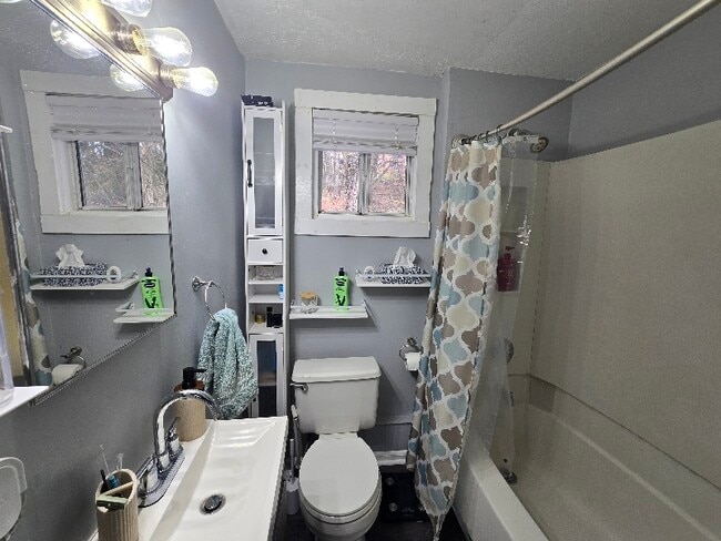 Building Photo - 1042 Lessing St