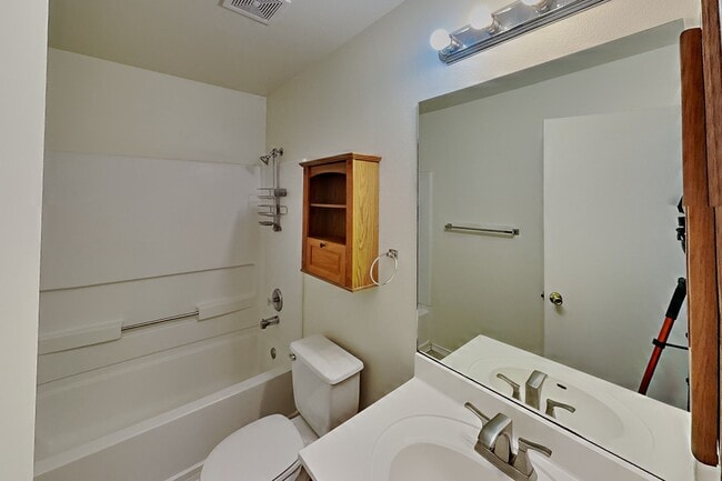 Building Photo - 4611 Echo Lake Dr
