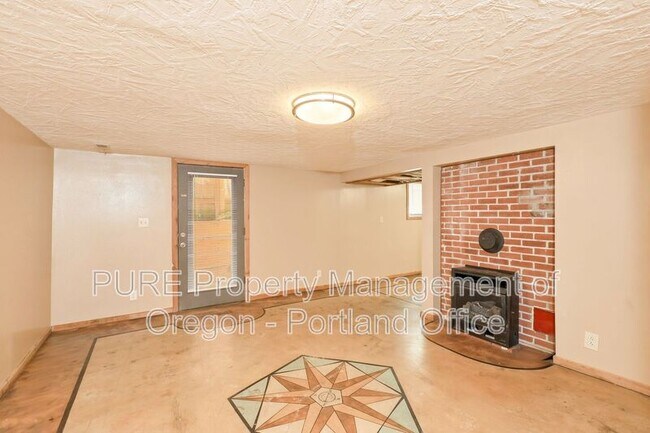 Building Photo - 6320 NE Simpson St