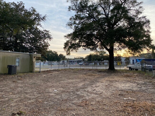 Foto del edificio - 4600 McCoy Dr