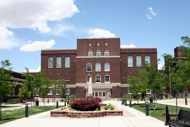 Foto del edificio - 300 Tijeras Ave NE