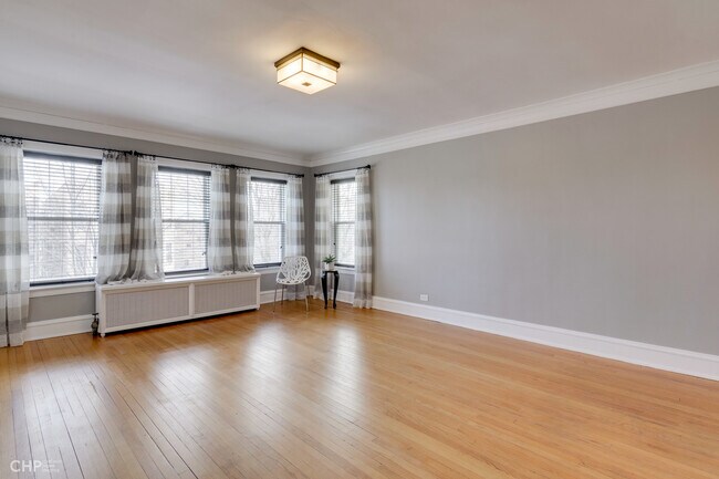 Building Photo - 7546 N Oakley Ave