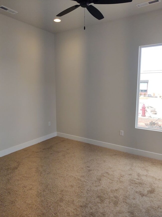 Building Photo - LIKE NEW 3 Bed Snowberry Dr!