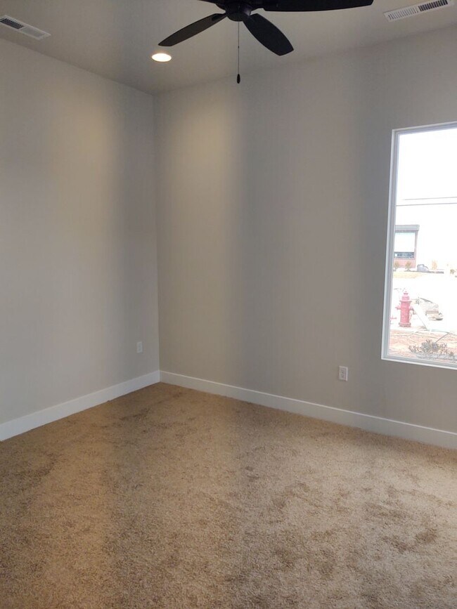 Foto del edificio - LIKE NEW 3 Bed Snowberry Dr!