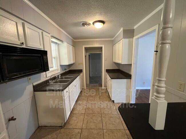 Foto del edificio - 4149 Yale Rd