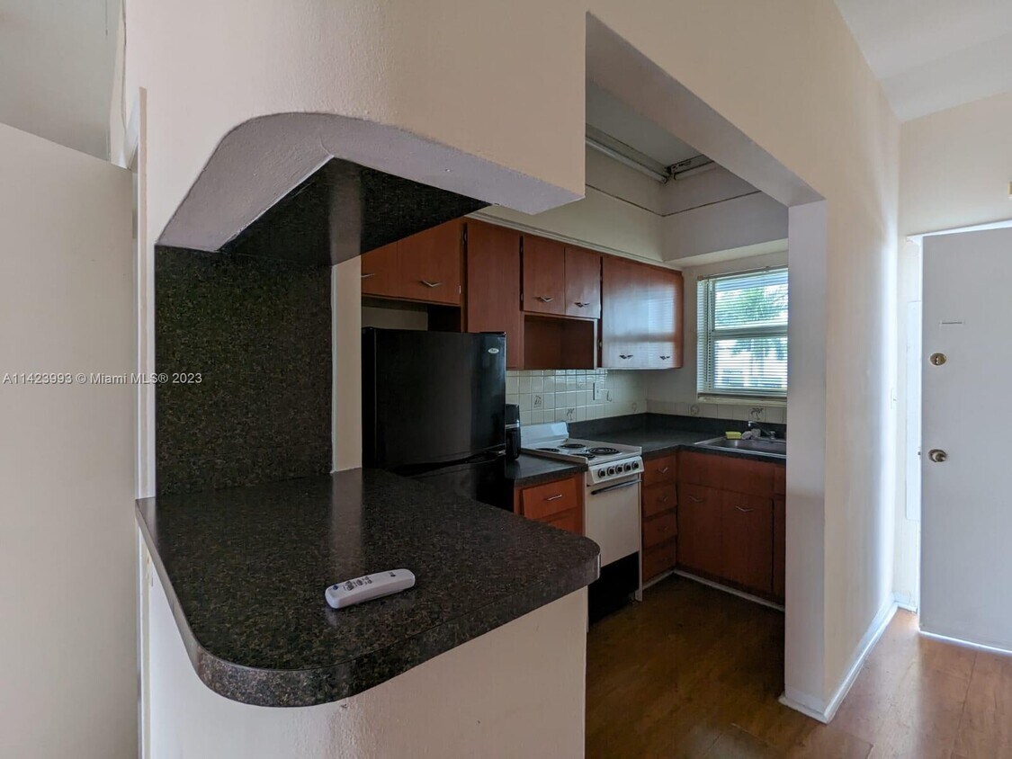 Primary Photo - 2225 NE 123rd St