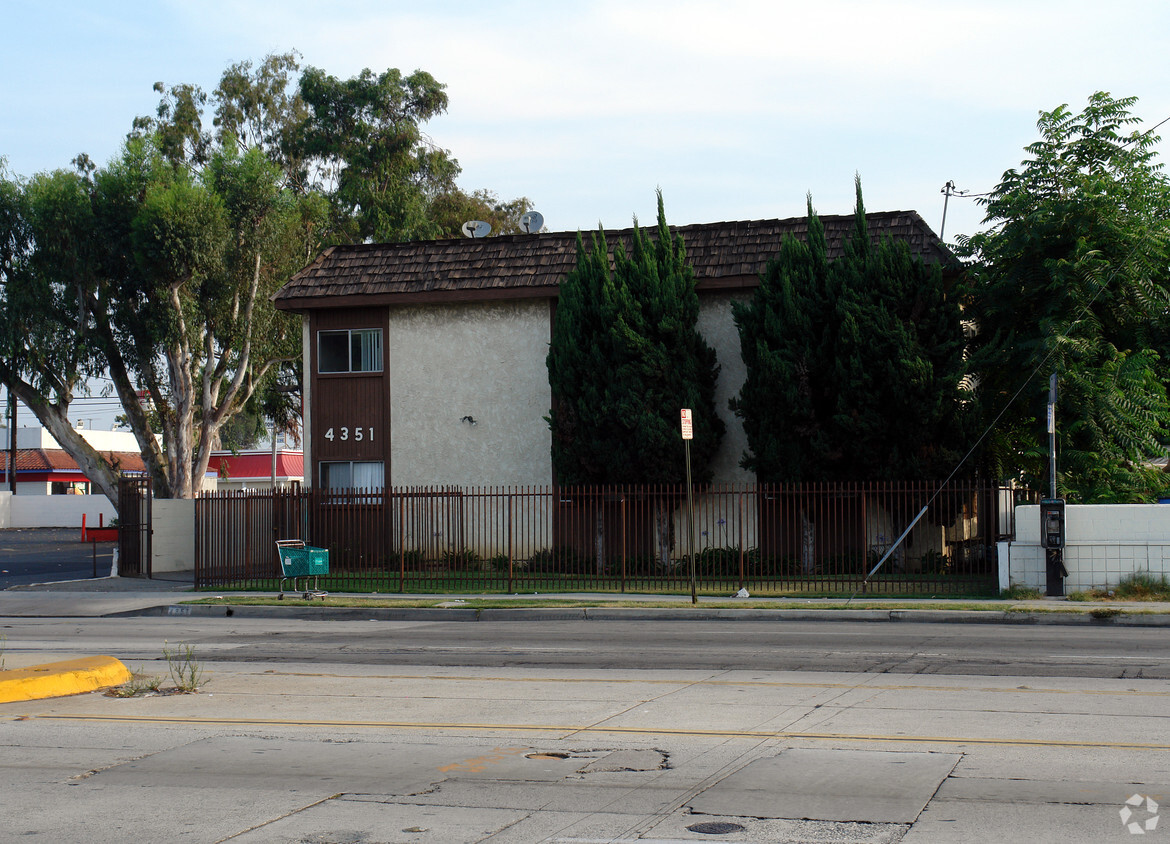 Foto principal - 4351 W Rosecrans Ave