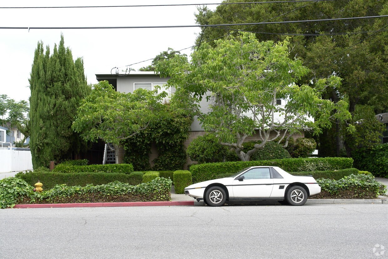 Building Photo - 766 Live Oak Ave