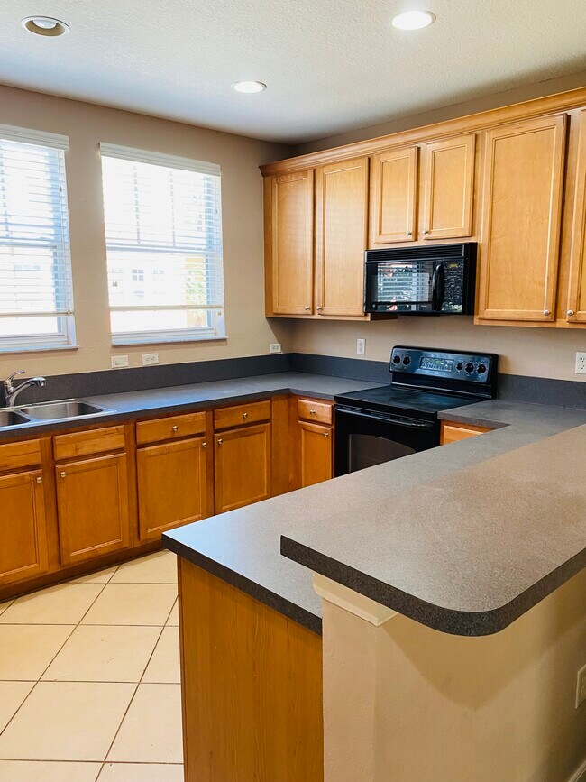 Building Photo - 833 Millbrae Ct