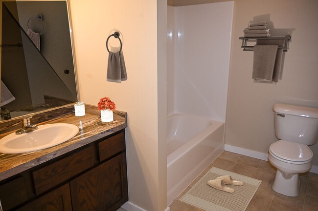 Building Photo - 2 Bed 2 Bath Baxter Springs Condo with mou...