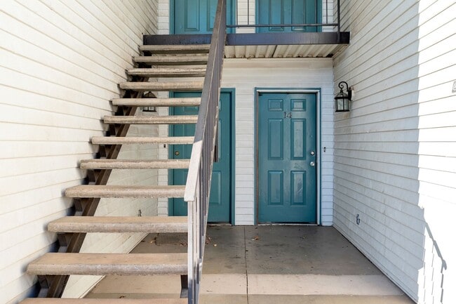 Foto del edificio - Inviting 2 Bedroom, 1 Bath with Fenced Patio