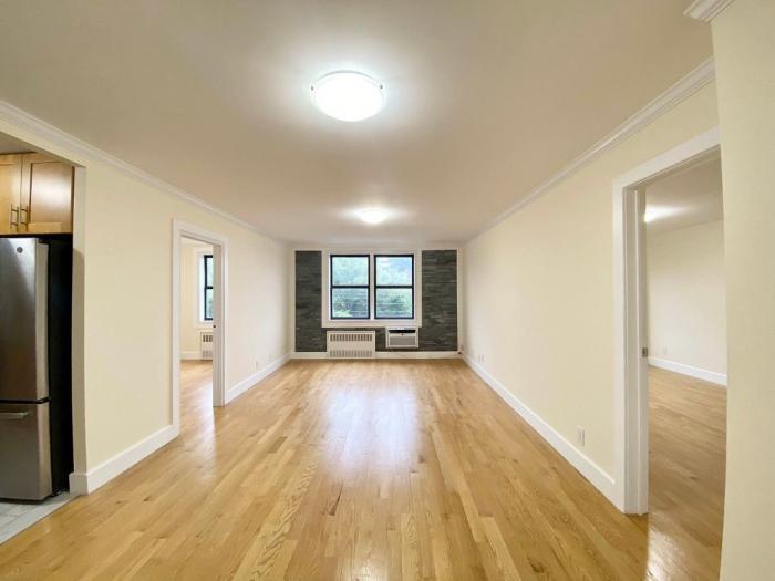 Foto principal - 3 bedroom in Bronx NY 10463