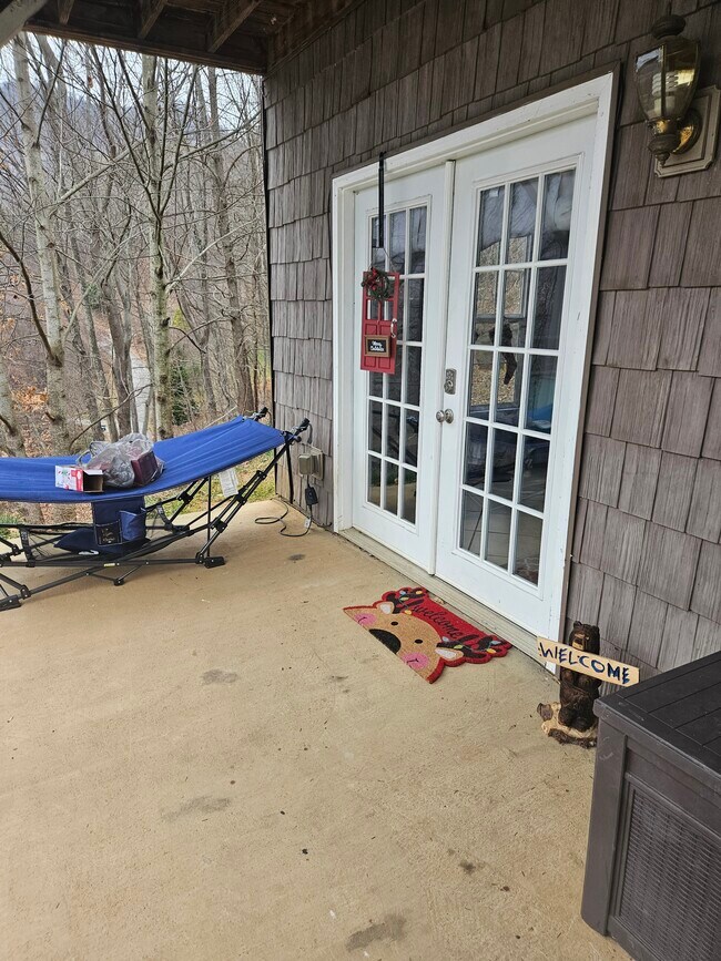 Foto del edificio - 349 Hunters Ridge Rd