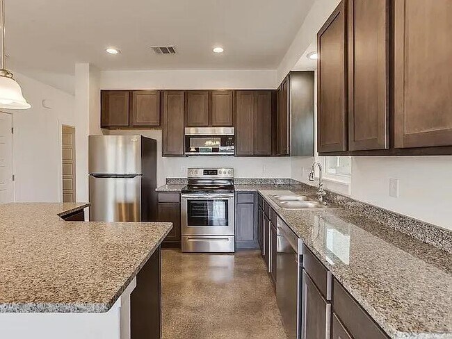 Building Photo - 206 Topaz Dr