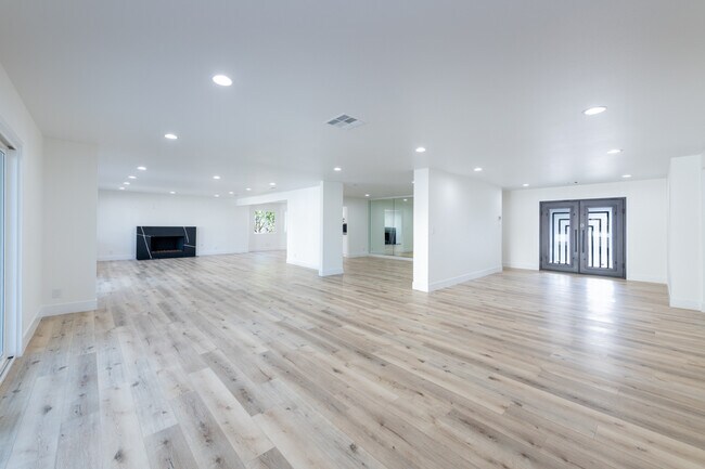 Building Photo - 6311 Mirror Lake Dr