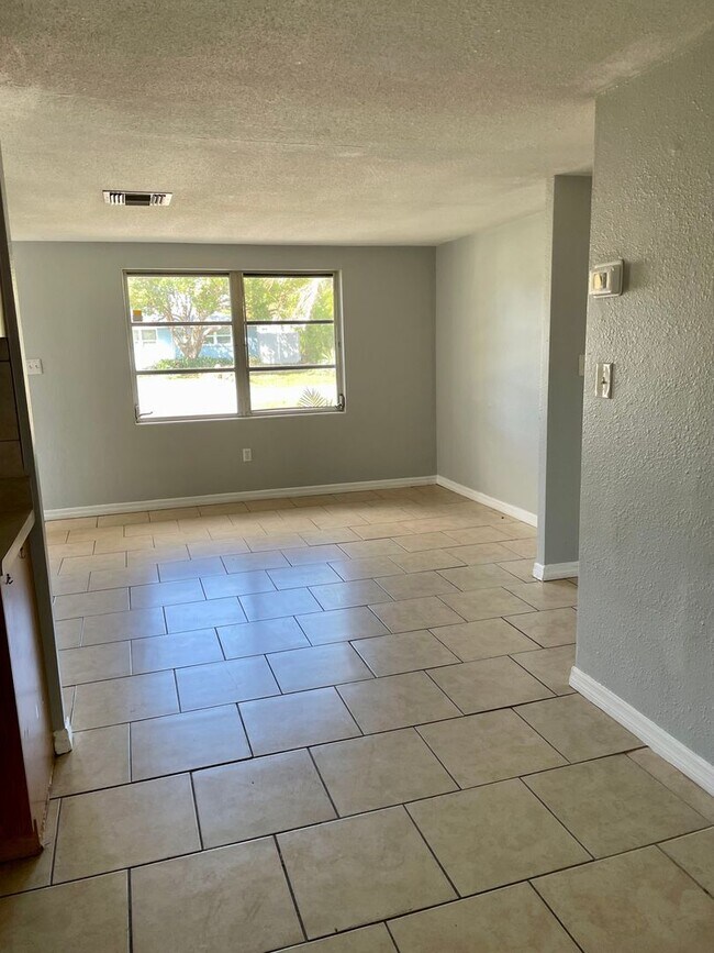Foto del edificio - 2 bedroom / 2 bath available now!
