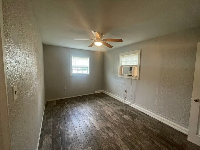 Foto del edificio - 902 W Lakeside Dr
