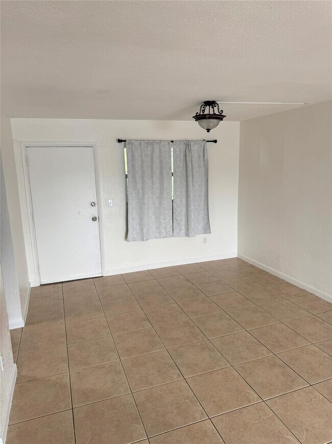 Foto del edificio - 770 NE 128th St