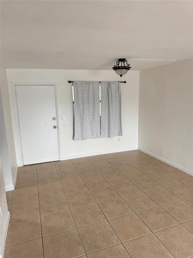 Building Photo - 770 NE 128th St