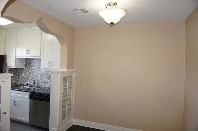 Building Photo - 1 Bed 1 Bath Briargate Apt Plaza District