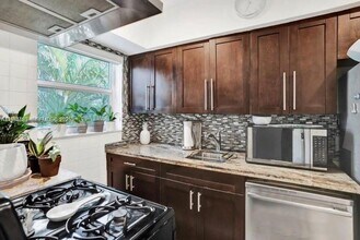 Building Photo - 10076 E Bay Harbor Dr